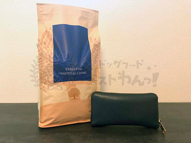 エッセンシャルドッグフードと財布の写真