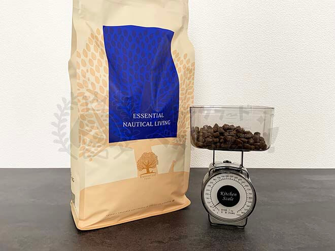 エッセンシャルドッグフードの給餌量を計ってる写真