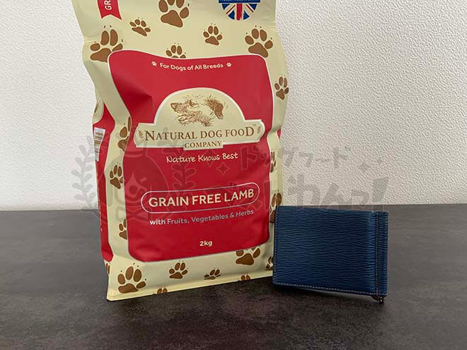 アランズナチュラルドッグフードラムと財布の画像