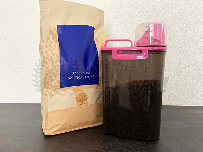 エッセンシャルドッグフードと保存容器