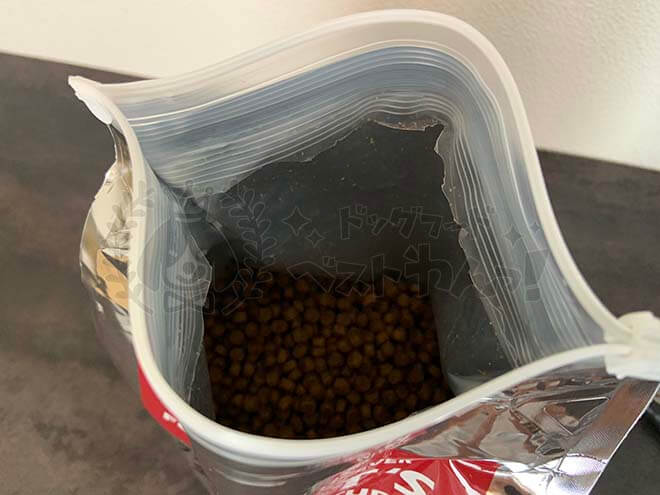 ファインペッツドッグフードの入り口のフィルムを切った写真