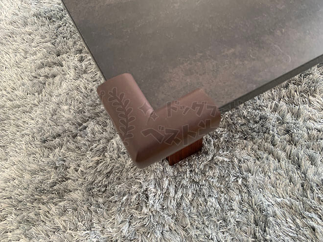 机の角にぶつかってもいいようにクッションを配置