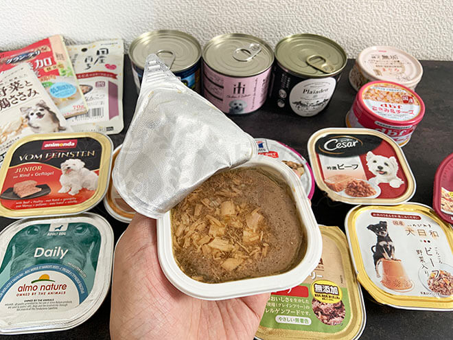 ウェットフードの原材料をチェックしている