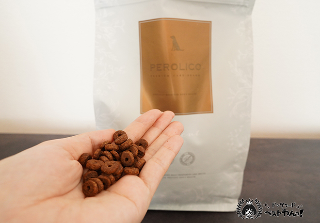 ペロリコアレカットの粒を手のひらに載せる
